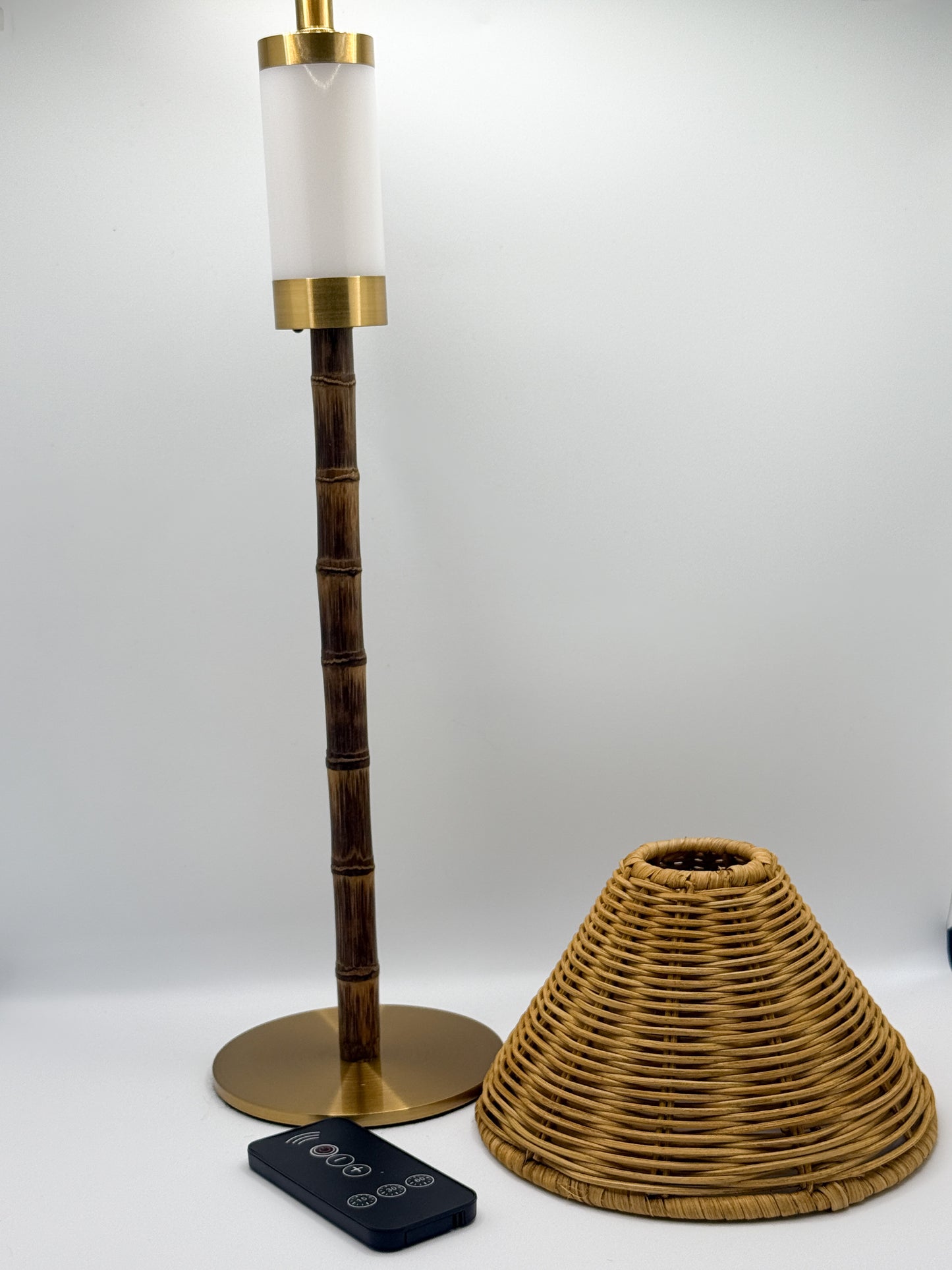 Aufladbare Bambus Lampe mit handgemachten Rattanschirm
