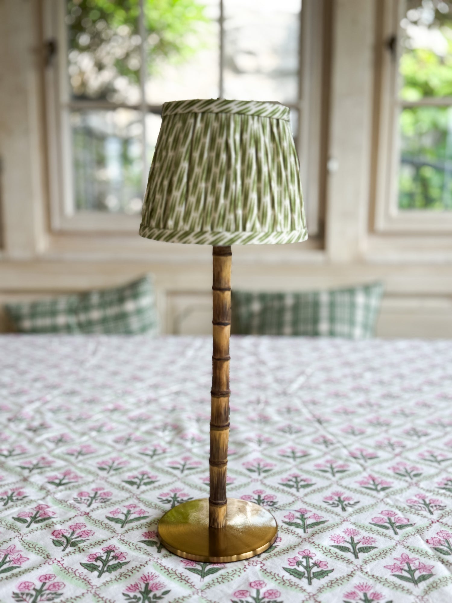 Aufladbare Bambus Lampe mit Ikatstoff Lampenschirm grün – Jaipure