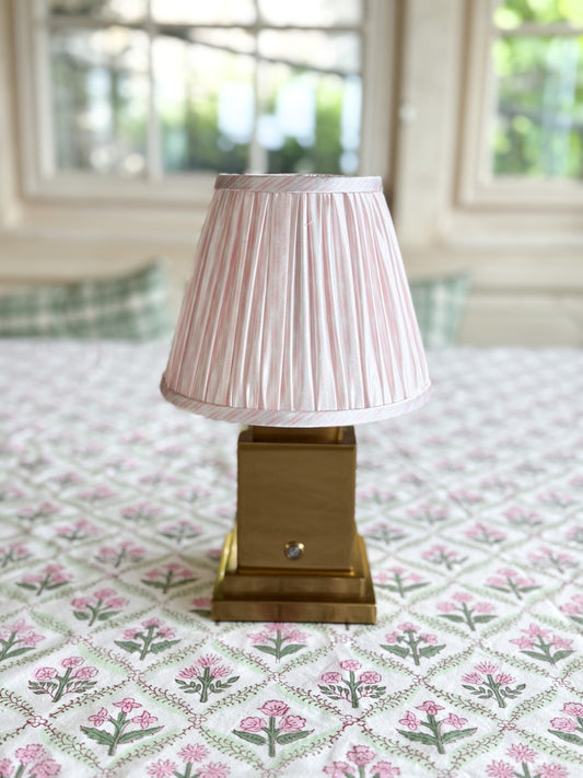 Aufladbare Lampe mit rosefarbenen Lampenschirm