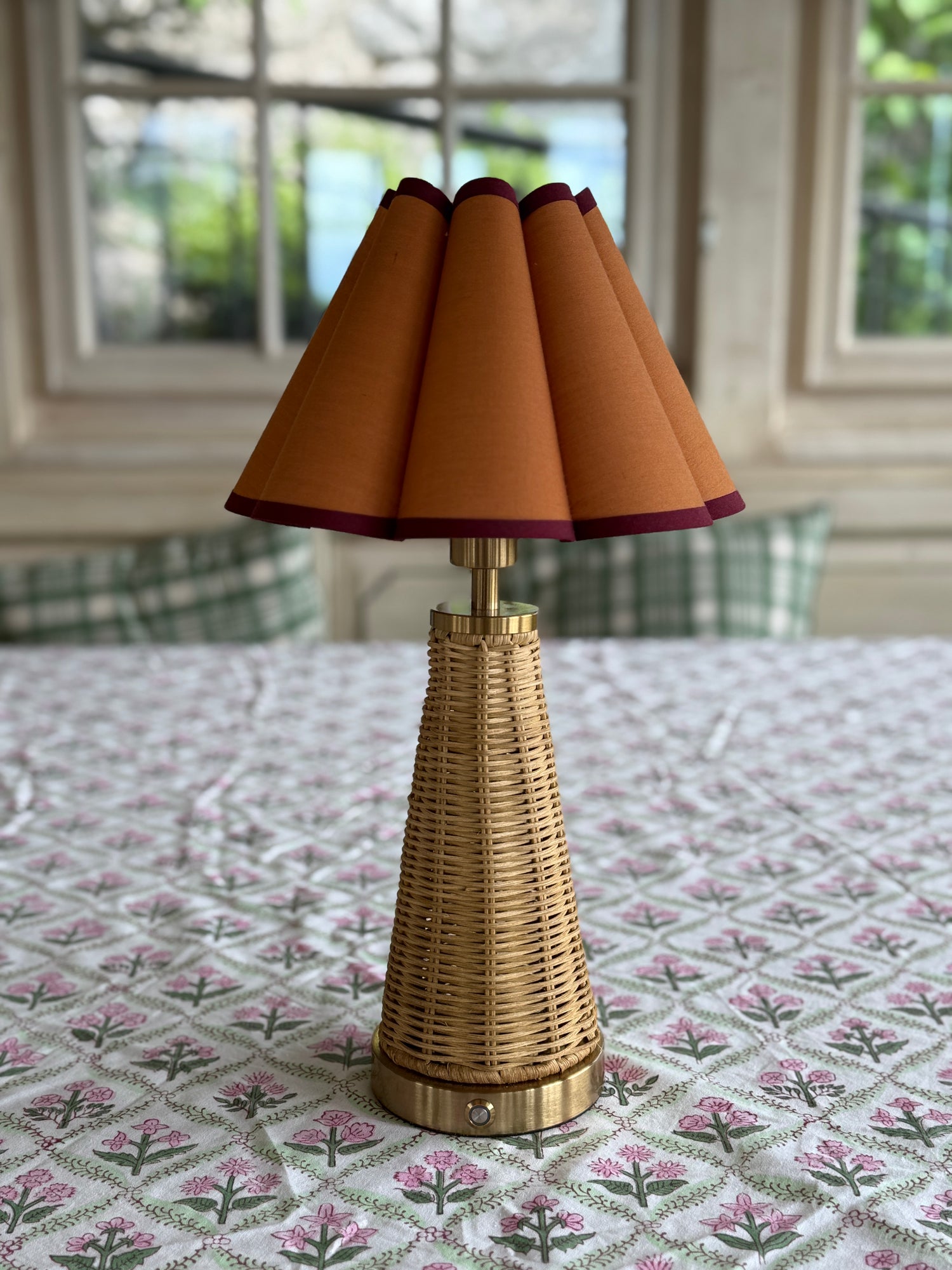 Aufladbare Rattan Lampe mit gewelltem Lampenschirm orange – Jaipure