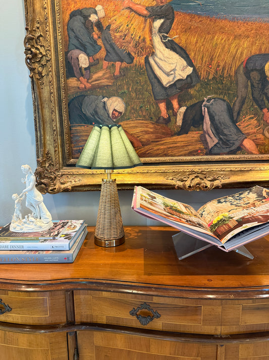 Aufladbare Rattan Lampe mit gewelltem Lampenschirm grün