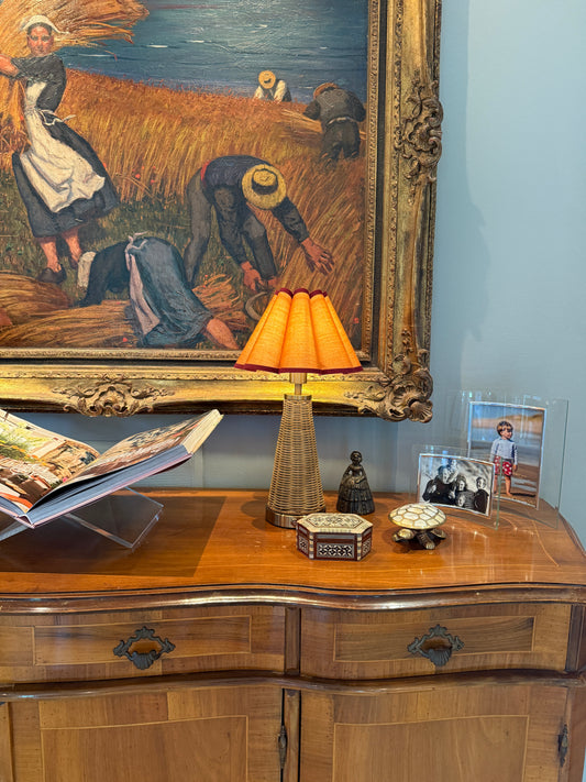 Aufladbare Rattan Lampe mit gewelltem Lampenschirm orange